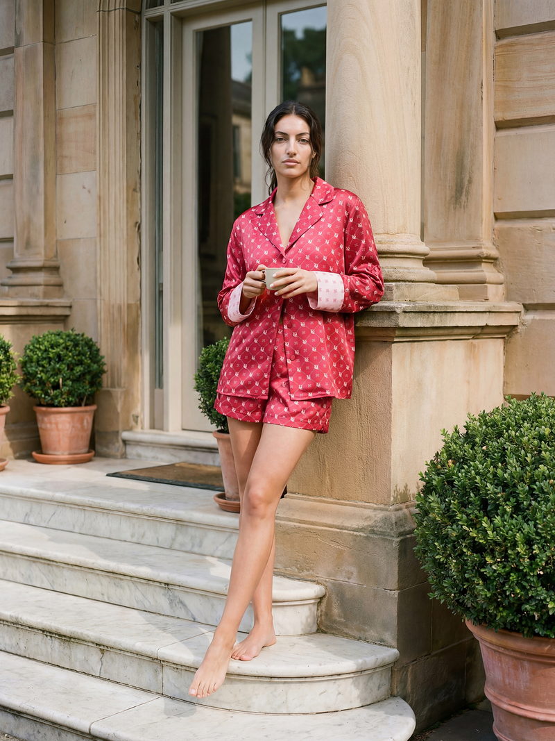 Satin-Pyjama mit VERSTIQUE-Monogramm in Rot